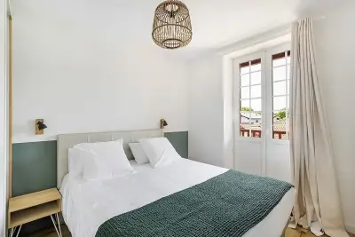 Chambre à coucher avec lit double