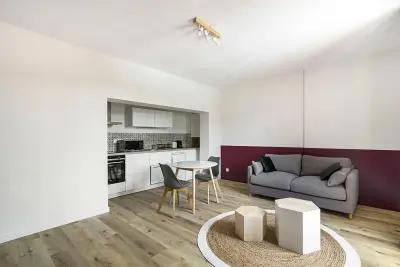 Salon et cuisine équipée